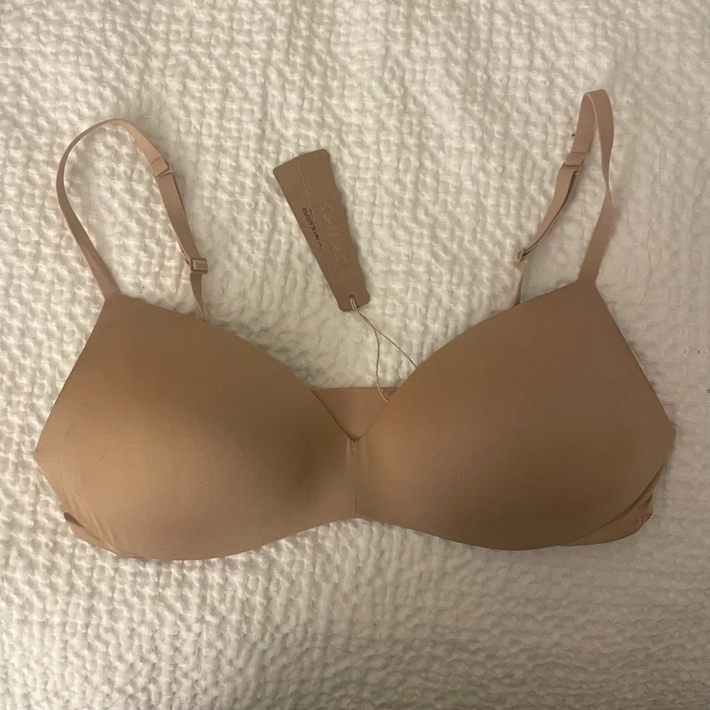 Skims Wireless Form Plunge Push-Up Bra - Picture 2 of 3